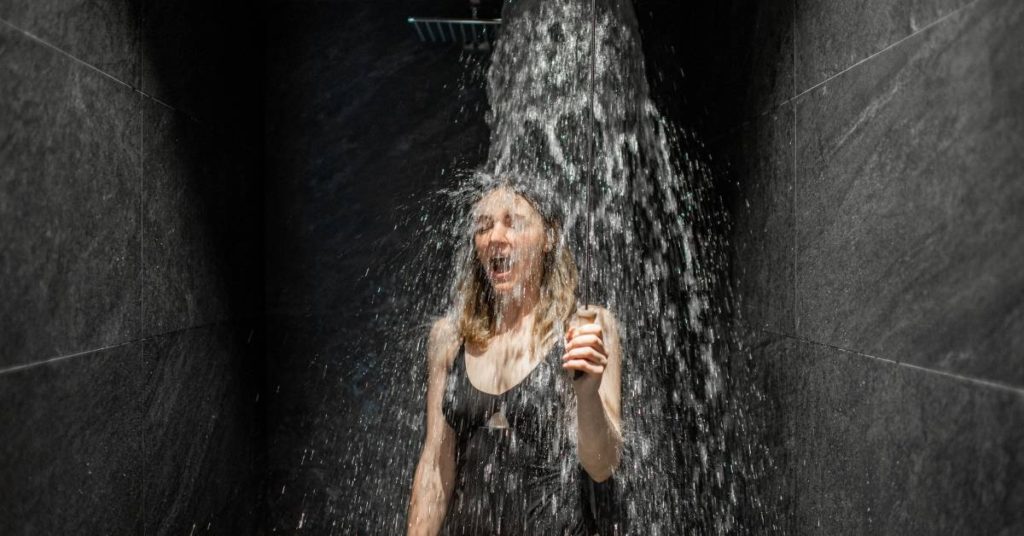 La douche froide est-elle dangereuse pour le cœur